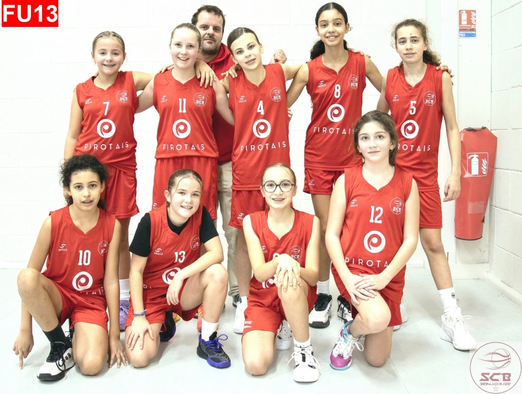 L'équipe Féminine U13 du SCB Basket pose pour une photo d'équipe à 10 avec l'entraineur.