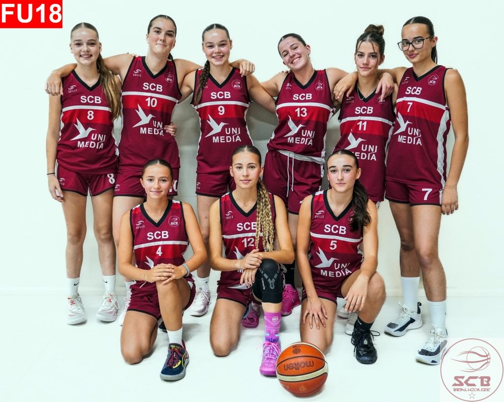 L'équipe féminine U18 du SCB Basket pose pour une photo d'équipe à 9.