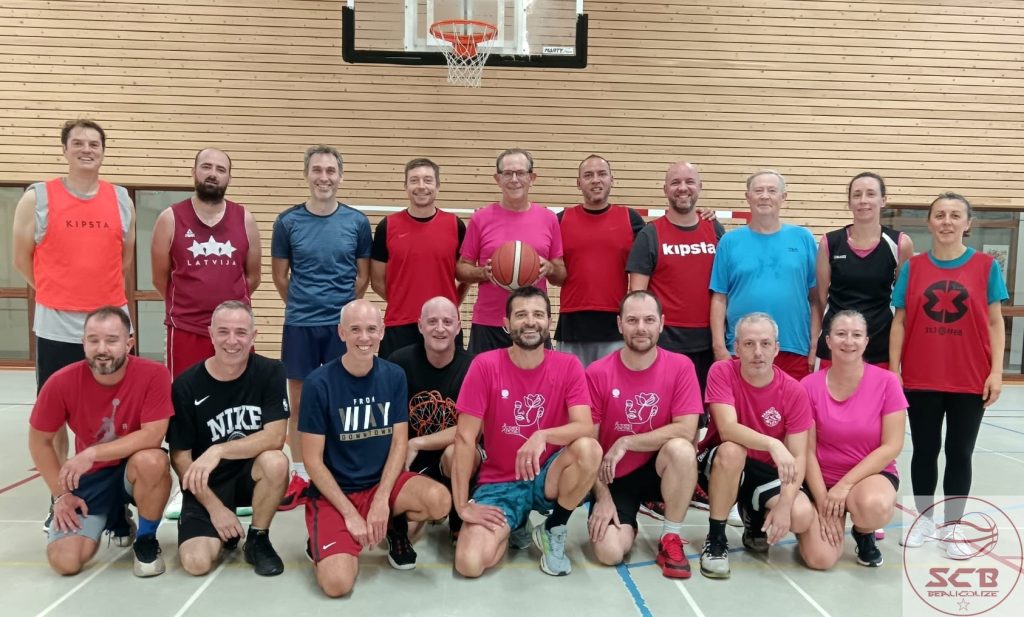 L'équipe loisirs du SCB Basket pose pour une photo d'équipe à 18 avec l'entraineur.