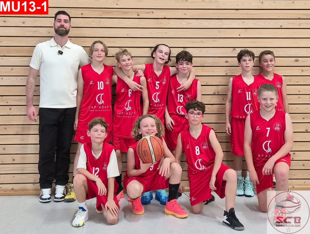 L'équipe masculine U13 du SCB Basket pose pour une photo d'équipe à 11 avec l'entraineur.