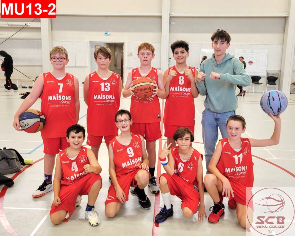 L'équipe masculine U13 du SCB Basket pose pour une photo d'équipe à 9 avec l'entraineur.