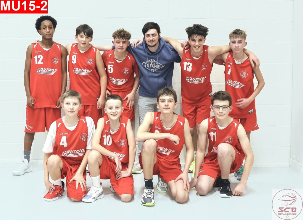 L'équipe masculine U15 du SCB Basket pose pour une photo d'équipe à 10 avec l'entraineur.