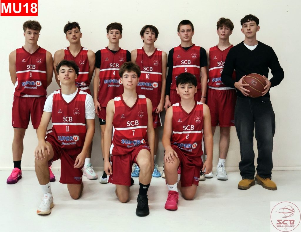 L'équipe masculine U18 du SCB Basket pose pour une photo d'équipe à 10 avec l'entraineur.