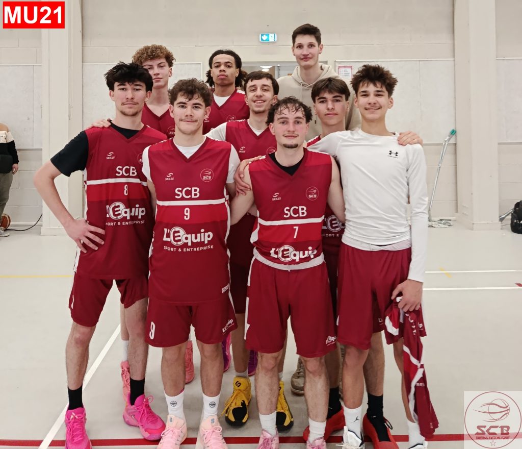 L'équipe masculine U21 du SCB Basket pose pour une photo d'équipe à 9.