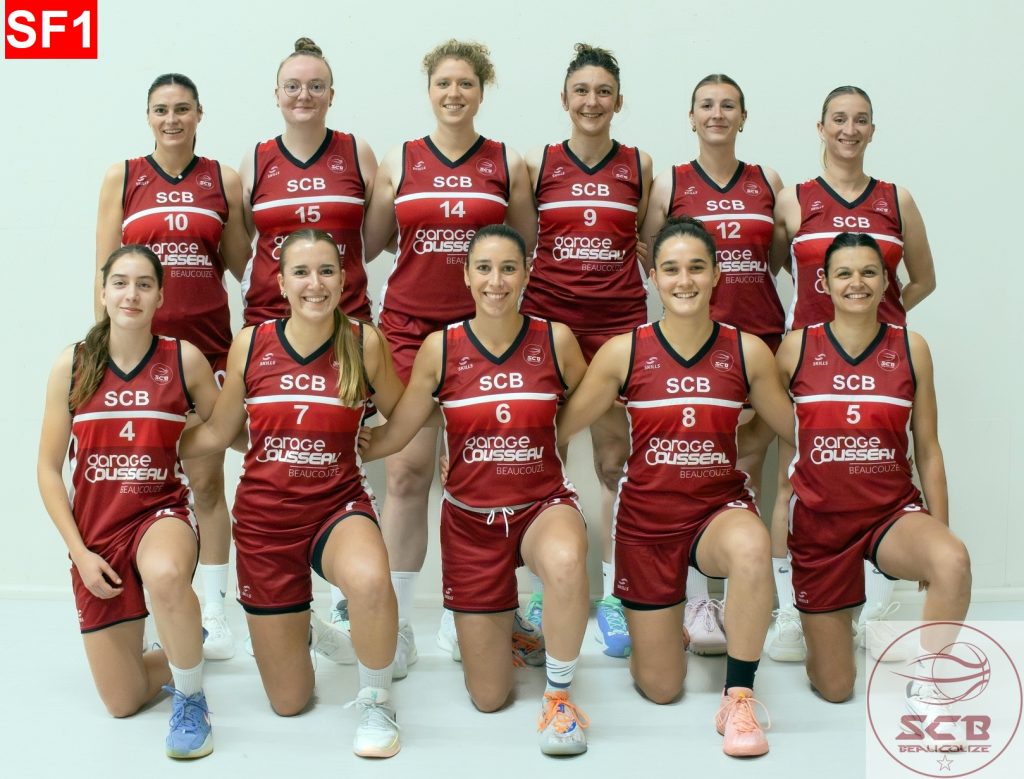 L'équipe féminine séniors 1 du SCB Basket pose pour une photo d'équipe à 11.