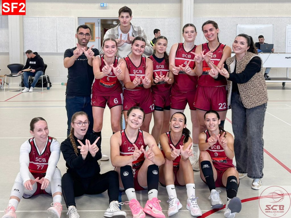 L'équipe féminine séniors 2 du SCB Basket pose pour une photo d'équipe à 13 avec l'entraineur.