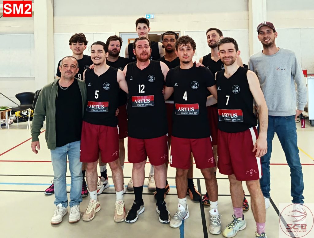 L'équipe masculine séniors 2 du SCB Basket pose pour une photo d'équipe à 11 avec l'entraineur.