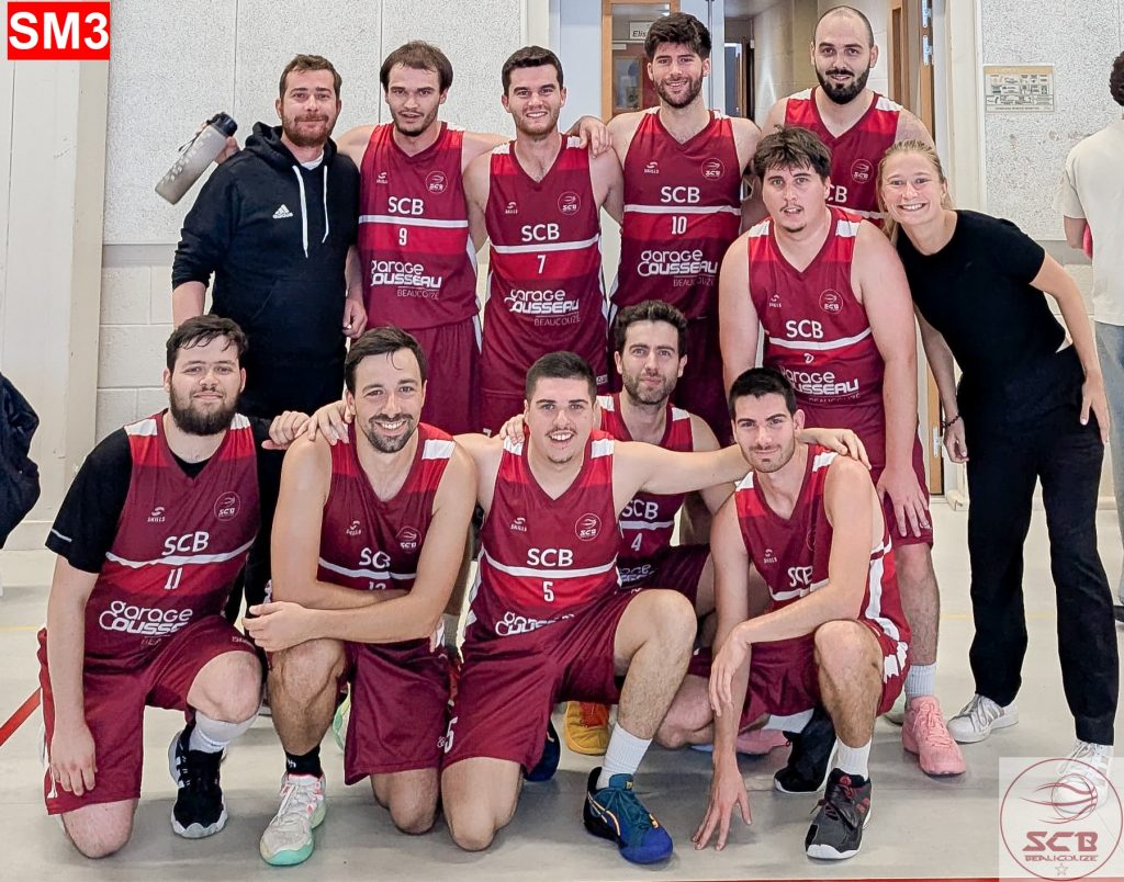 L'équipe masculine séniors 3 du SCB Basket pose pour une photo d'équipe à 12 avec l'entraineur.